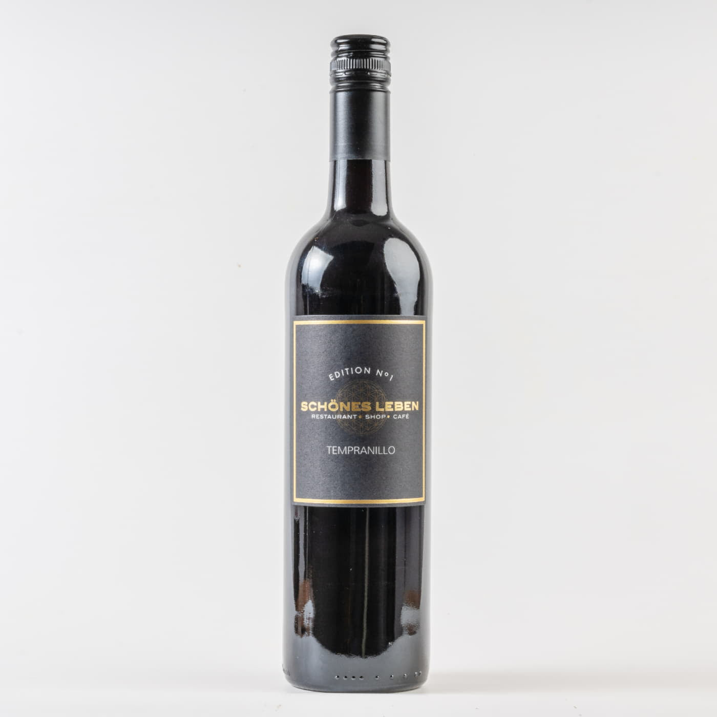 Eine Flasche Schönes Leben Tempranillo auf weißem Hintergrund