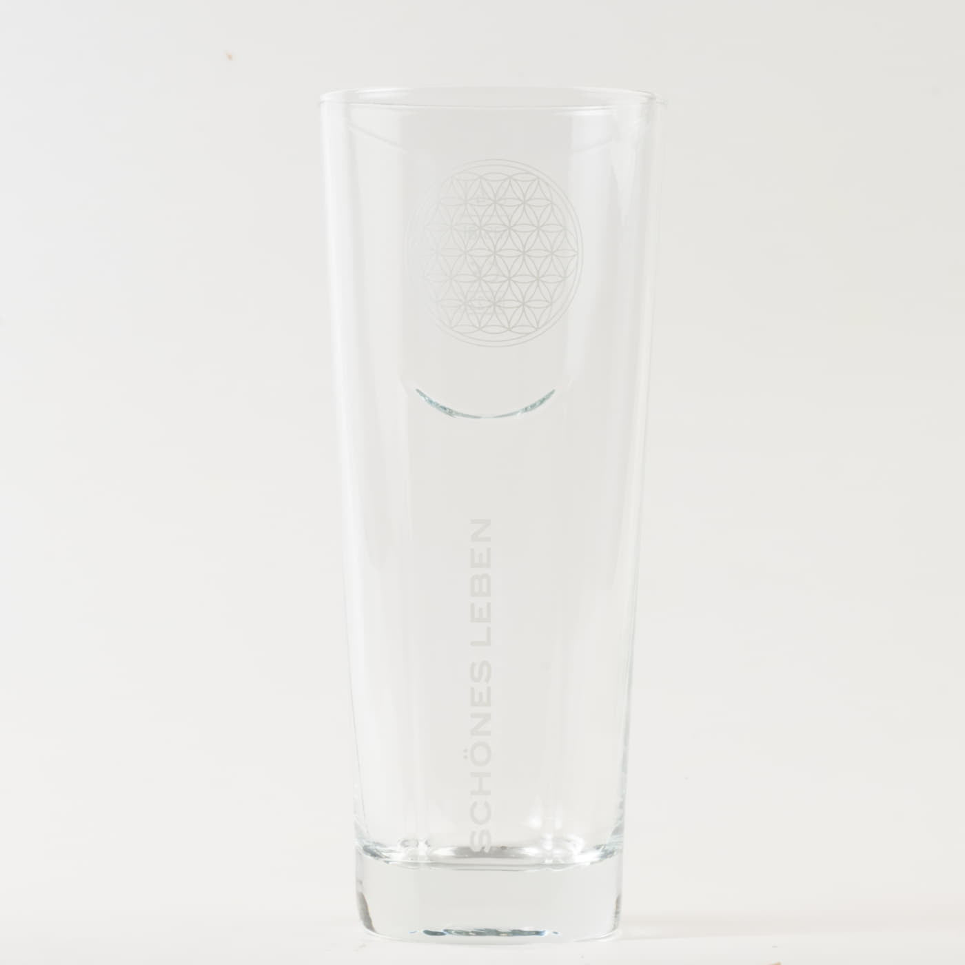 Wasserglas Schönes Leben auf weißem Hintergrund