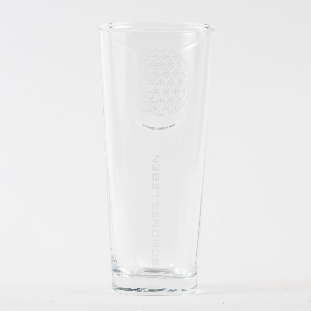 Wasserglas Schönes Leben auf weißem Hintergrund