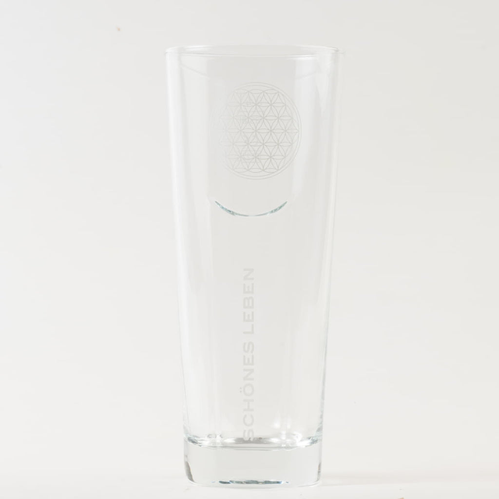 Wasserglas Schönes Leben auf weißem Hintergrund