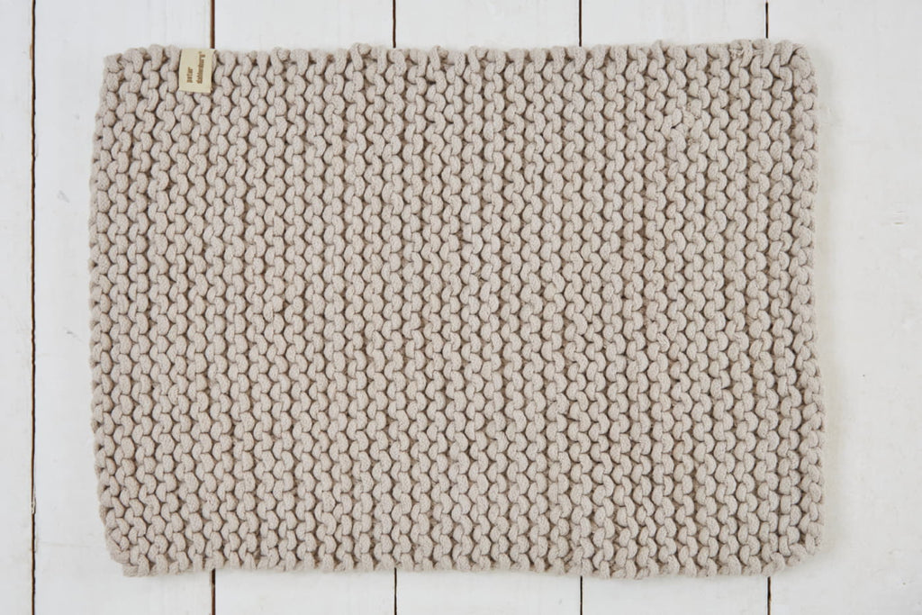 Tischset Beige gehäkelt auf einem Tisch liegend