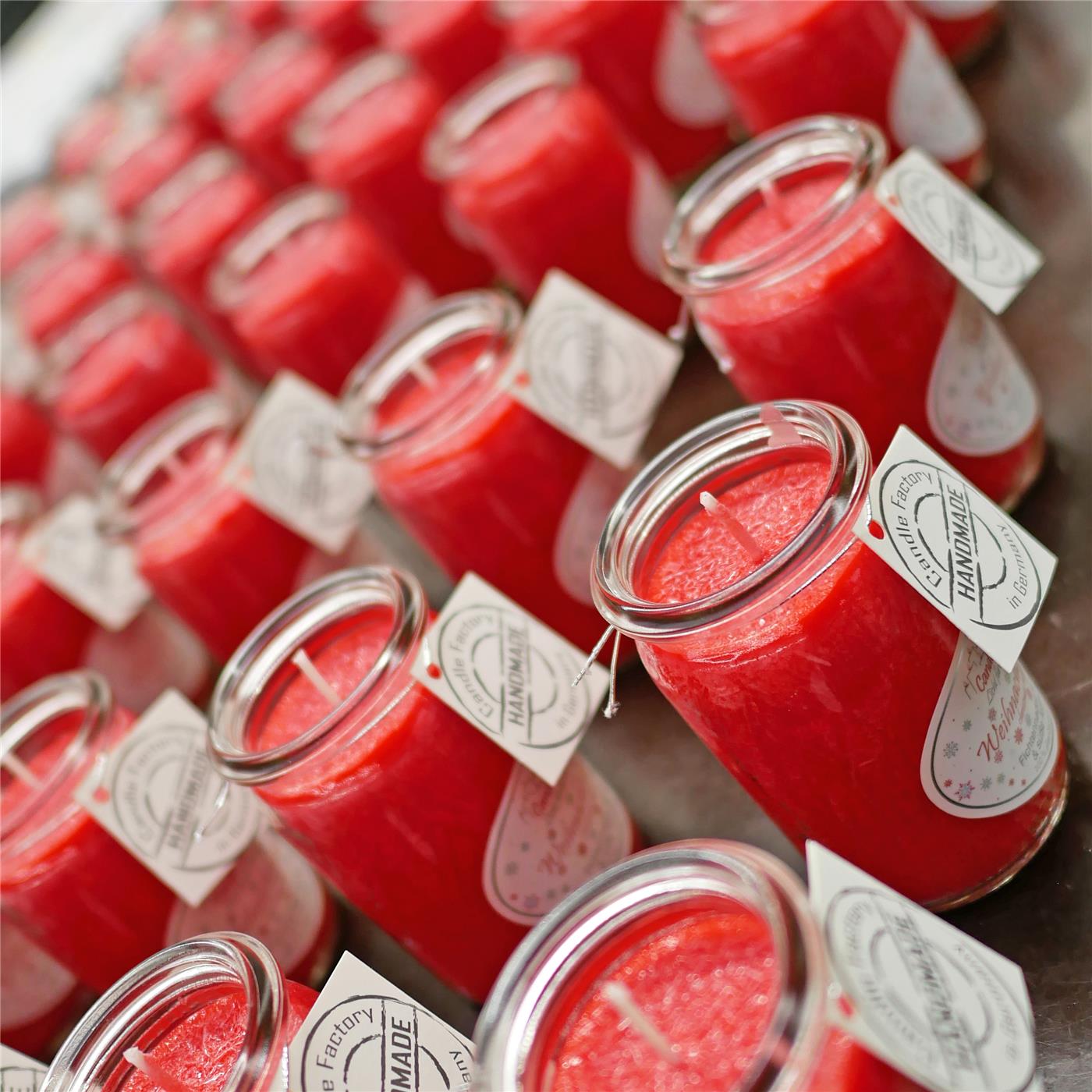 Rote Kerzen in Reihen aufgestellt