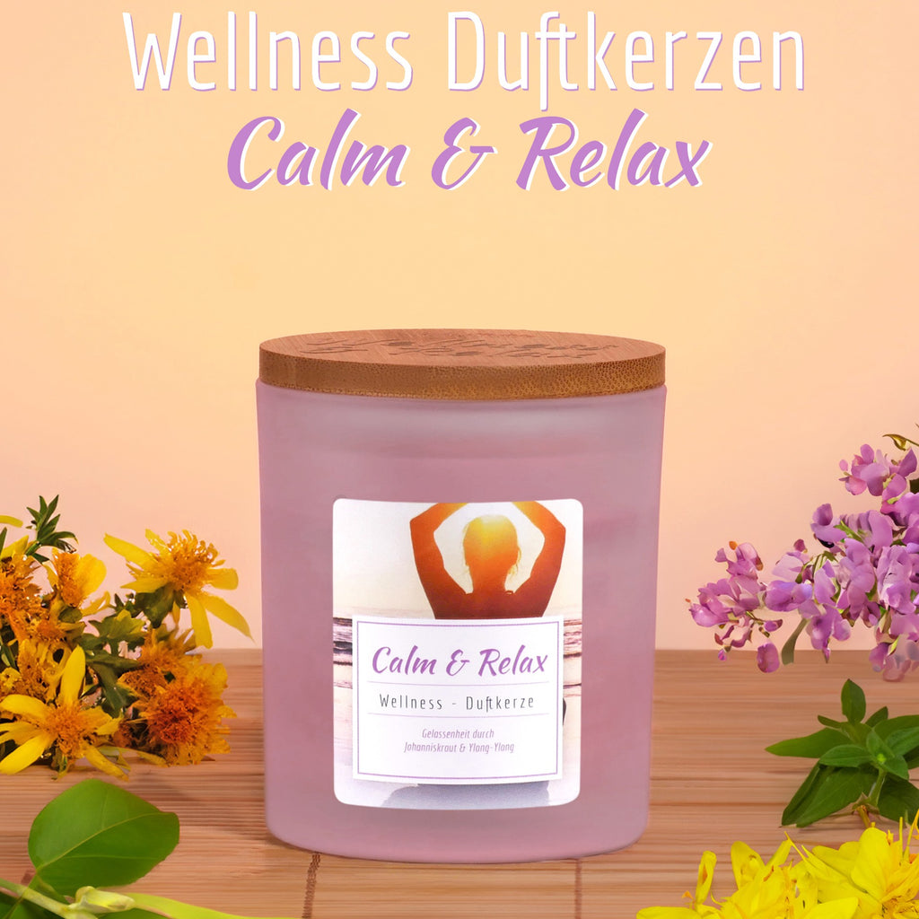 Rosa Kerze Calm and Relax Duftkerze stehend auf einem Tisch mit Blumen geschmückt und orangenem Hintergrund