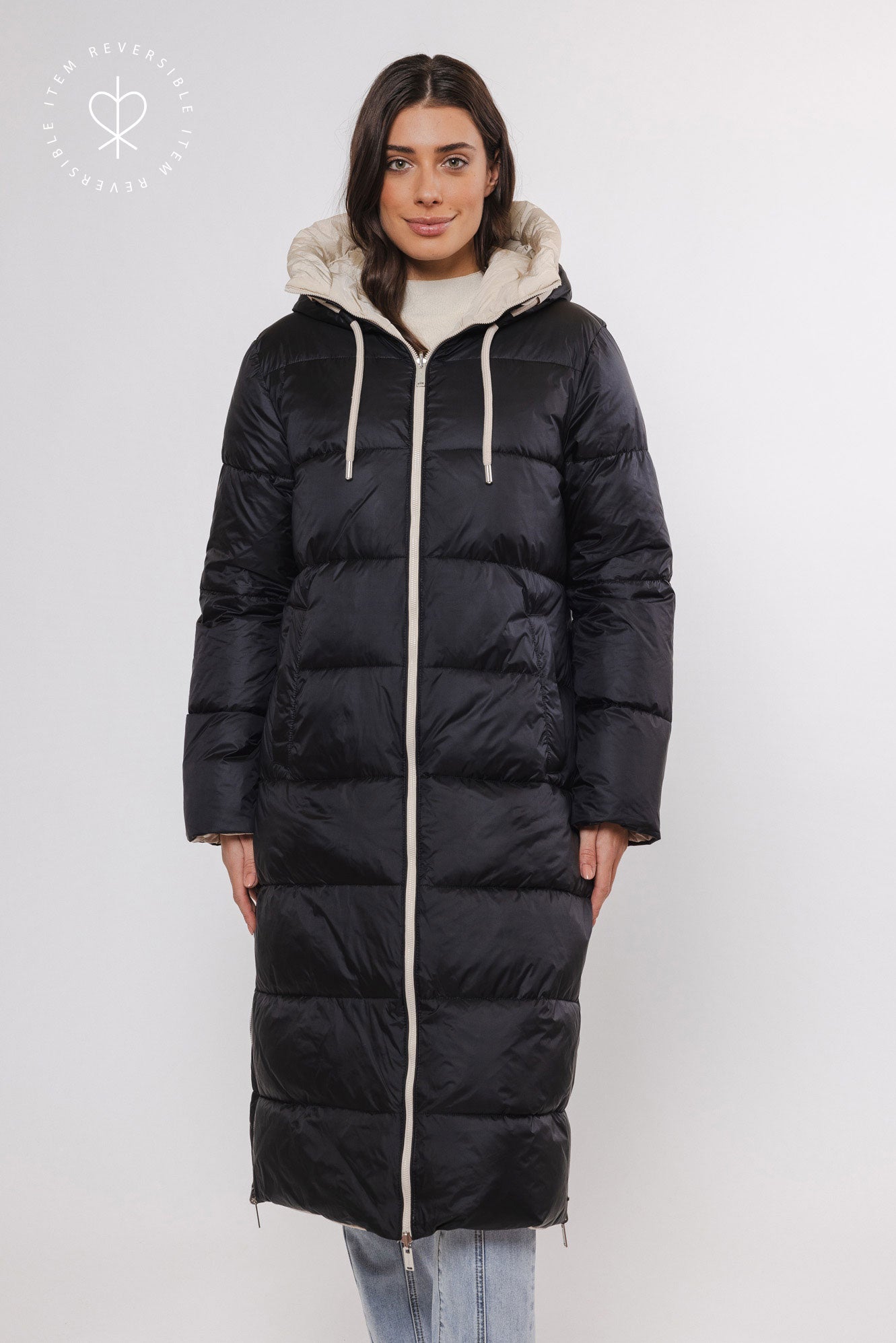 Model trägt einen Wintermantel wendbar in Schwarz und Beige