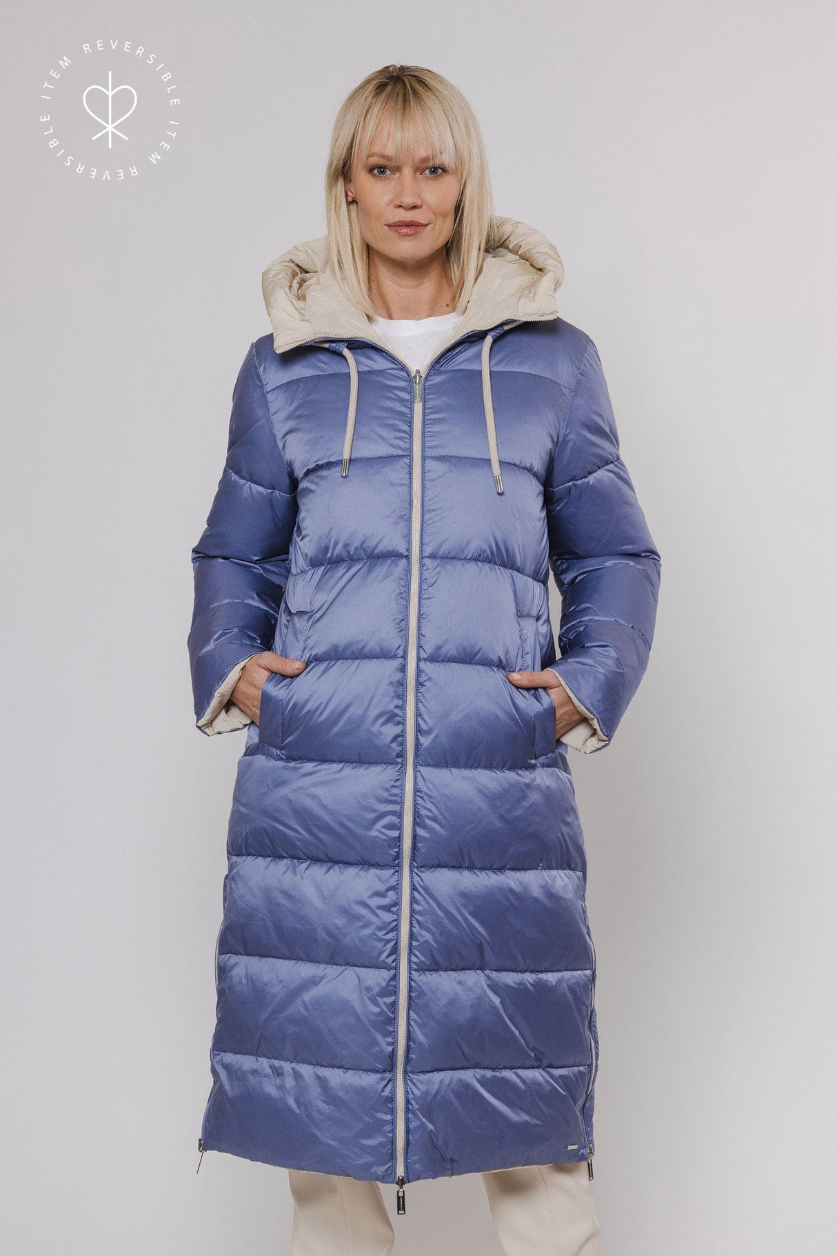 Model trägt einen Wintermantel wendbar in Blau und Beige