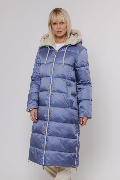 Model trägt einen Wintermantel wendbar in Blau und Beige