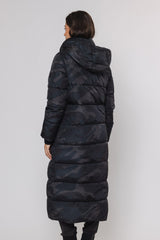 Model dass einen Wintermantel in Schwarz mit Camouflage Muster trägt von hinten